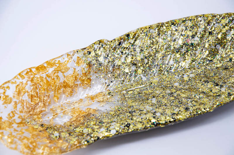 Glitzer-Feder, Schale mit goldenem Glitzer und Gold-Flocken - Harzelein
